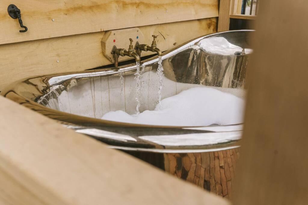 SaltfordIsland Hut - Outdoor Bath Tub, Firepit And Water Equipment公寓 外观 照片