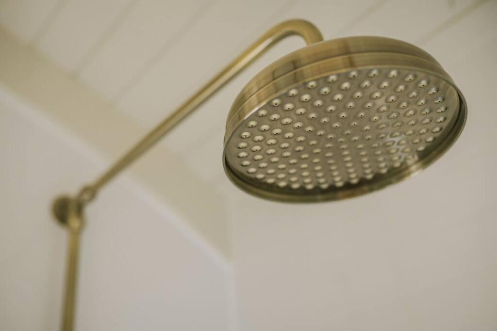 SaltfordIsland Hut - Outdoor Bath Tub, Firepit And Water Equipment公寓 外观 照片